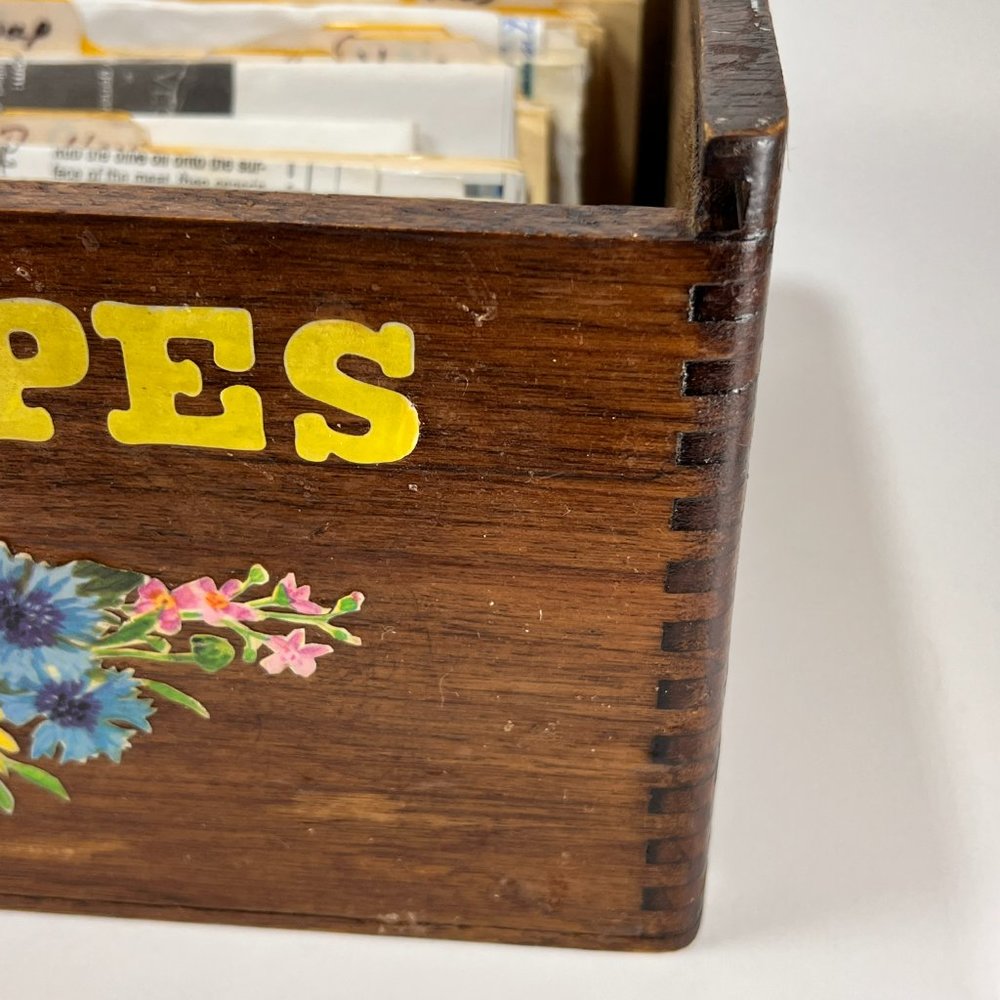 Vtg Handcrafted Finger Joint Wood Floral Recipe Box With Recipes Farmhouse - Picture 9 of 16